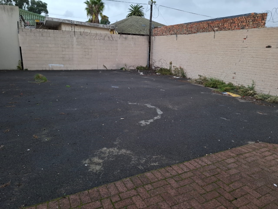 6 Bedroom Property for Sale in Oakdale Western Cape